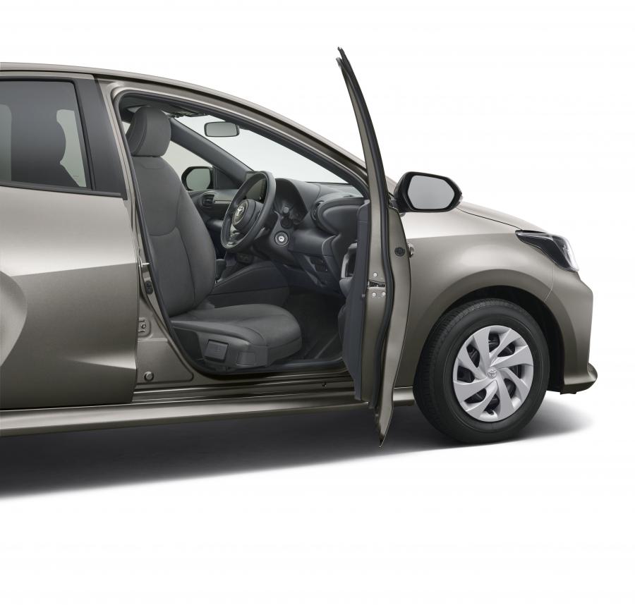 Детали экстерьера Toyota Yaris Hybrid 2020 года  (JP) (фото 16 из 25)